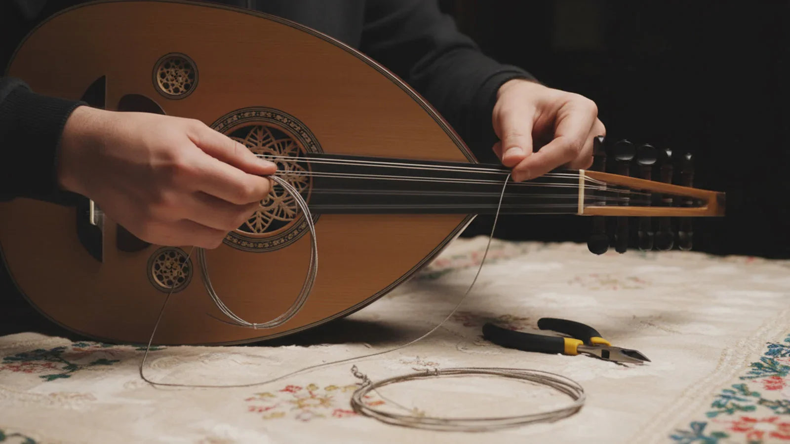 How to change oud instrument strings ?